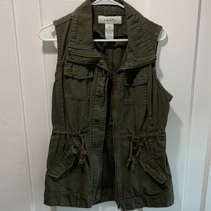Army green cargo vest. Like new condition